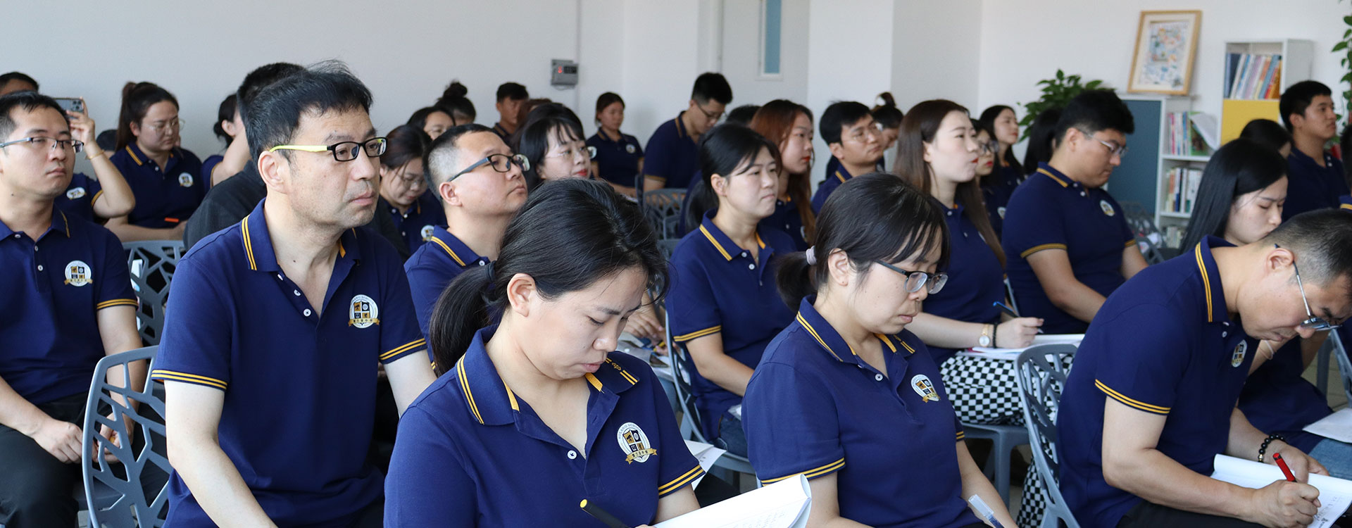 女人舔鸡巴的色色视频看看吧,